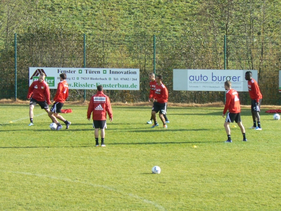 Die Profis spielen wie sonst Schmieder, Schätzle, Ruf & Co. zum Warmmachen im Kreis.